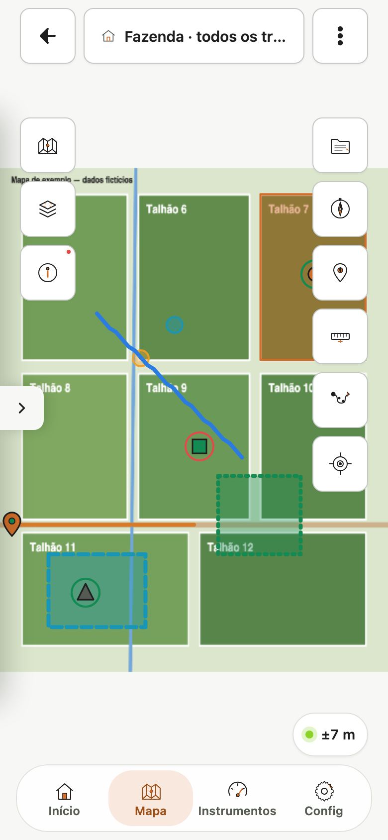 Mapa com o geoPDF de talhões fictícios, a barra de cima com voltar, o chip Fazenda, todos os trabalhos e o menu, os botões nas laterais e, embaixo, só a precisão do GPS, mais ou menos 7 metros.